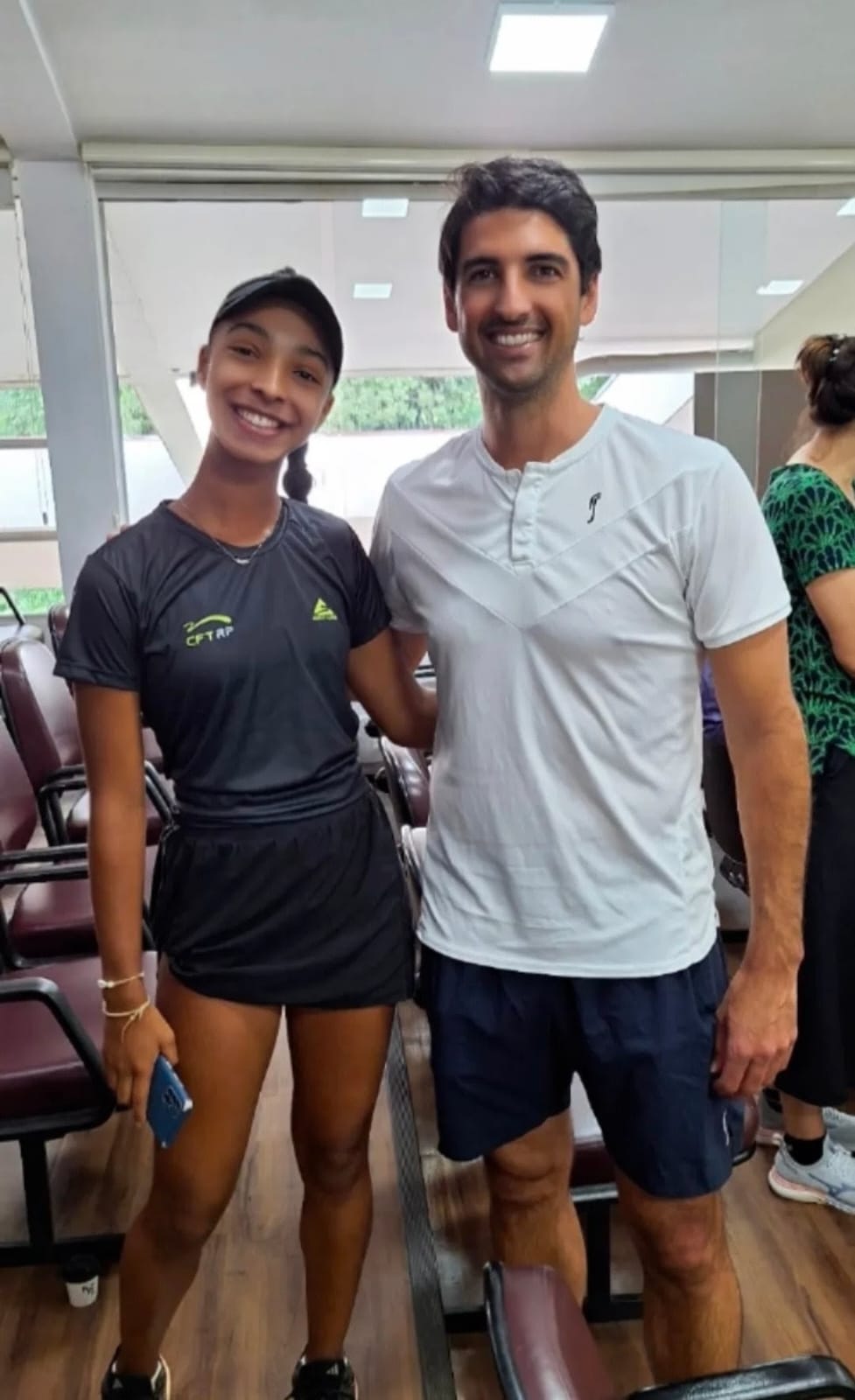 Maria Clara ao lado de Thomaz Bellucci