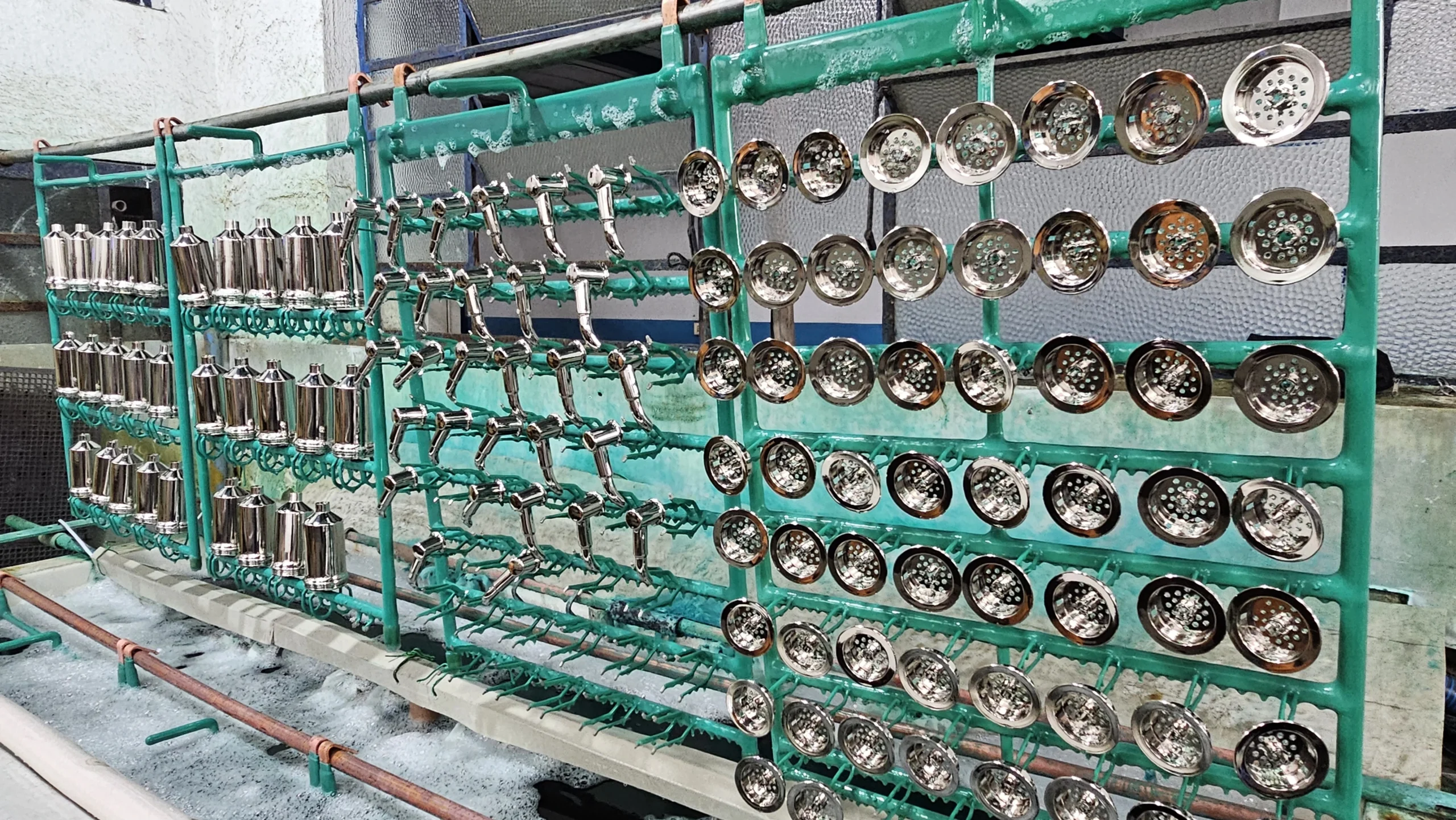 Peças em processamento na fábrica El Shadai